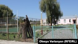 Основным предметом расследования, которое проводит Генеральная прокуратура, являются 13 футбольных мини-полей, которые были построены Федерацией футбола по распоряжению предыдущего президента Абхазии