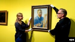 Архивска фотографија- вработени во холандски музеј закачуваат слика од Винсент Ван Гог