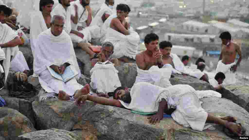 Stotine tisuća islamskih hodočasnika okupilo se na brdu Arafat, 14. oktobar 2013. Foto: REUTERS / Ibraheem Abu Mustafa