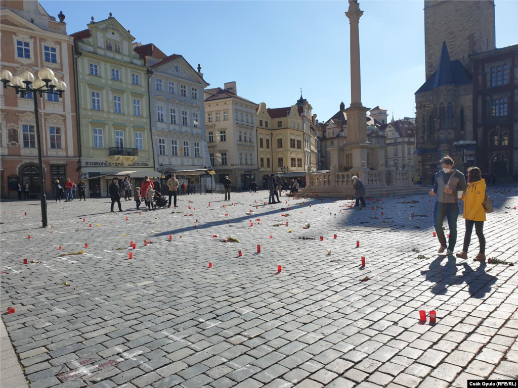 Prága központi terén, a Staroměstské náměstín 20 ezernél is több fehér keresztet festettek fel az áldozatok emlékére.