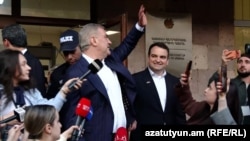 Armenia- Billionaire and opposition leader Samvel Karapetian waves to supporters outside a court in Yerevan, April 17, 2026.