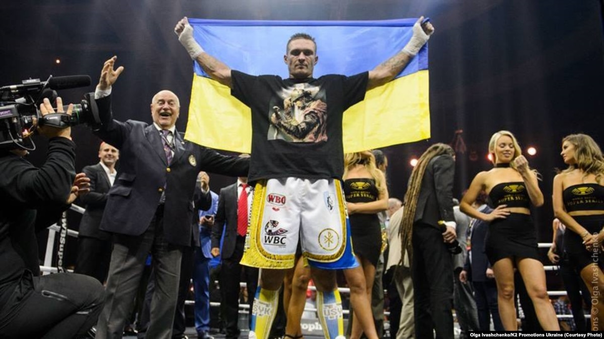 Чемпион вернулся домой: первое интервью Александра Усика в Украине — видео Чемпион вернулся домой: первое интервью Александра Усика в Украине — видео
