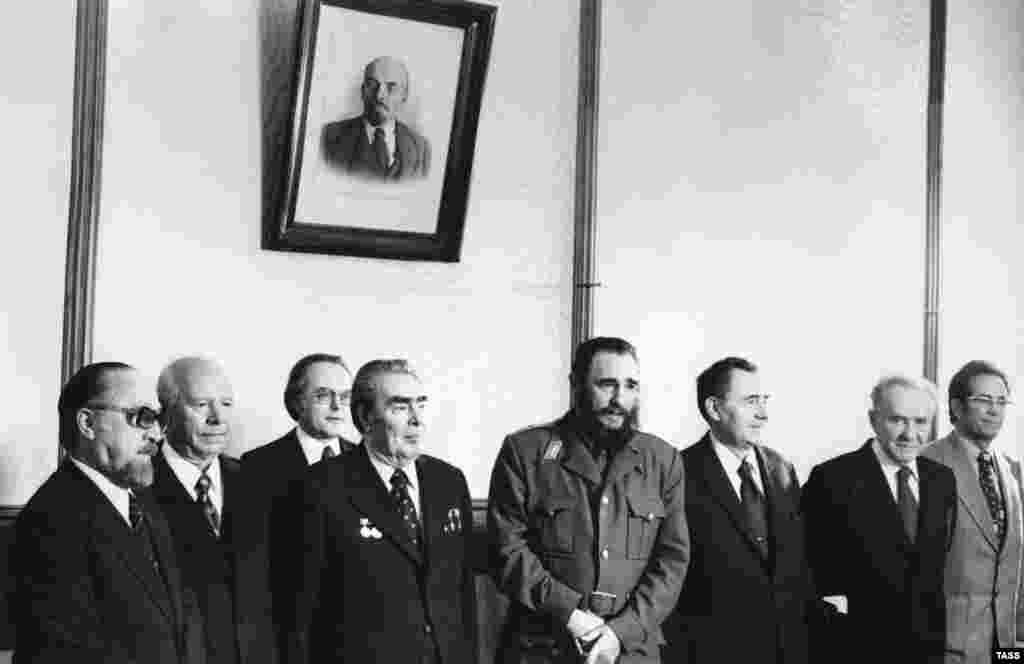 Fidel Castro poses under a portrait of Vladimir Lenin before having talks with Soviet leader Leonid Brezhnev (fourth from left). 