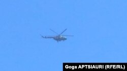 Российский вертолет осуществляет облет села Гугутианткари