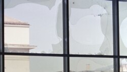 пластични фолии нa скршени прозорци на лобито на хотелот „Холидеј ин“ , 3 септември 1992 година во Сараево.