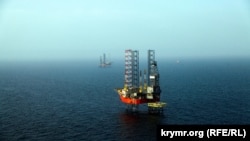 Самоподъемные буровые установки «Незалежність» (на переднем плане) и «Петр Годованец», принадлежащие ГАО «Черноморнефтегаз» на шельфе Черного моря, так называемые «вышки Бойко», 2013 год