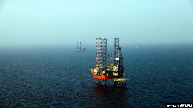 Самопідйомні бурові установки «Незалежність» (на передньому плані) та «Петро Годованець», що належать ДАТ «Чорноморнафтогаз» на шельфі Чорного моря, так звані «вишки Бойка», 2013 рік
