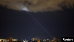 Ուկրաինական կողմը լուսարձակով անօդաչու սարքեր է փնտրում քաղաքի երկնքում ռուսական հարվածի ժամանակ, 8-ը մայիսի, 2024թ.
