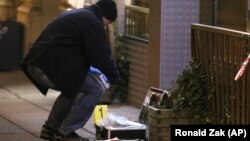 Полициски експерт собира докази по нападите во Виена 