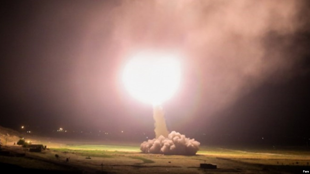تصویری که خبرگزاری فارس از لحظه پرتاب موشک به پایگاه عین الاسد منتشر کرده است