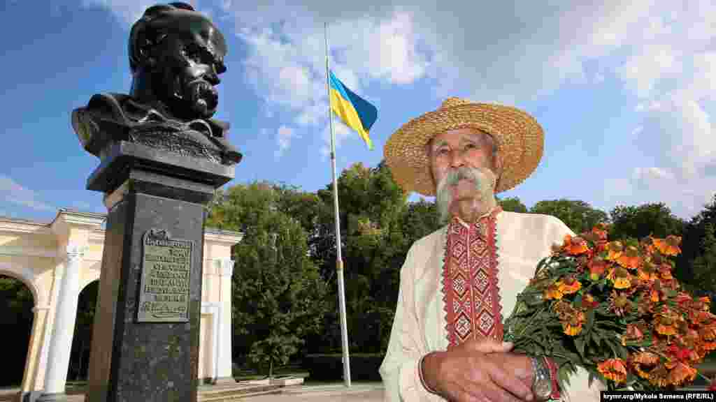 Після цього щороку до дня народження поета покладали квіти до пам&#39;ятника