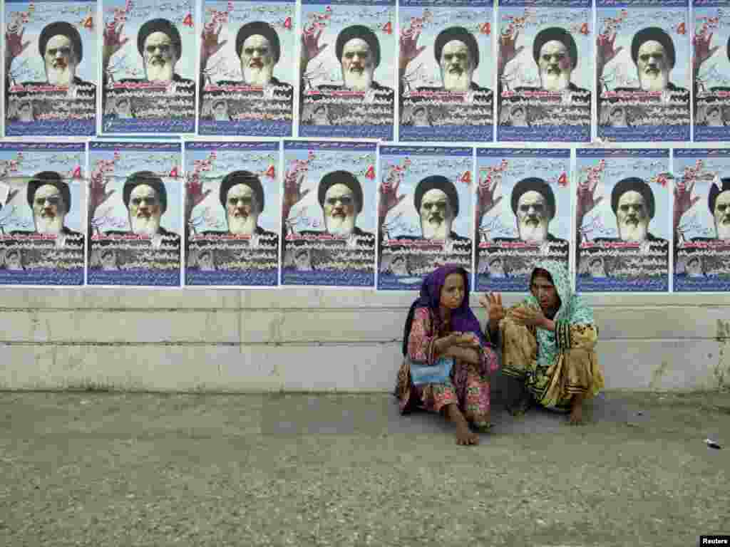 Pakistan - Prosjaci na ulicama Karachija, 30.05.2011. Foto: Reuters / Akhtar Soomro 