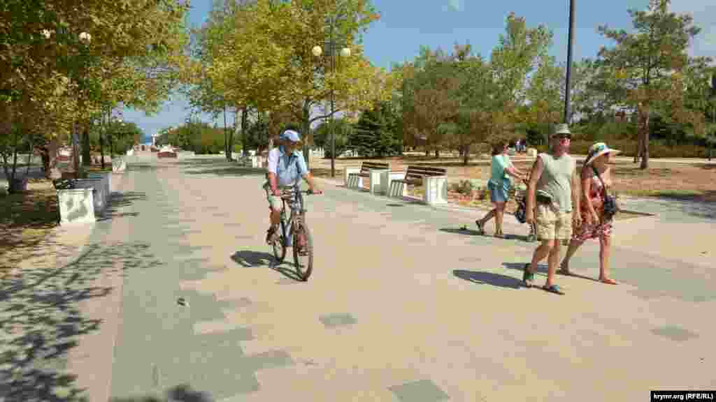 В парке Победы велосипедисты ездят, как правило, по центральной пешеходной аллее, доставляя неудобства и беспокойство пешеходам