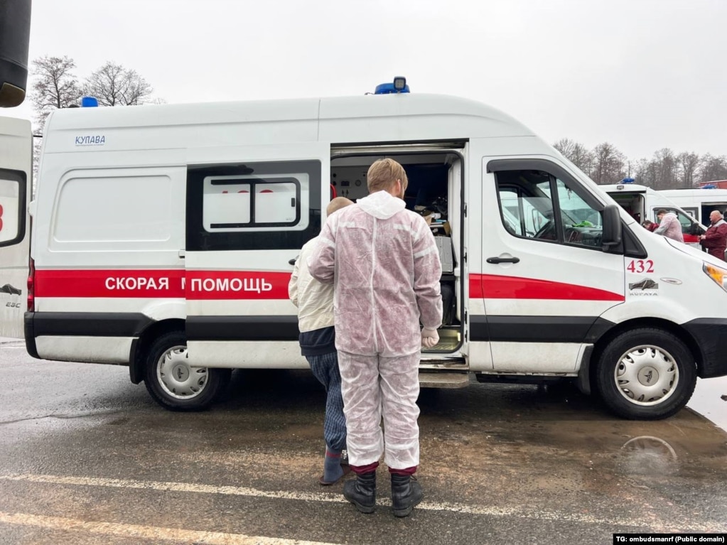 Російського полоненого супроводжують у білоруський автомобіль швидкої допомоги під час чергового обміну між Росією та Україною на прикордонному переході «Нова Гута». 18 січня 2025 року. Джерело: офіційний Telegram-канал уповноваженої з прав людини РФ Тетяни Москалькової