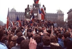 У п’ятий день протестів на площі Святого Вацлава в центрі Праги зібралося 200 тисяч демонстрантів. 21 листопада 1989 року