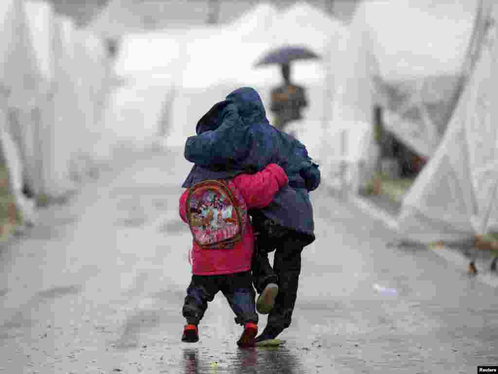 Мальчишки в лагере беженцев на границе Сирии и Турции