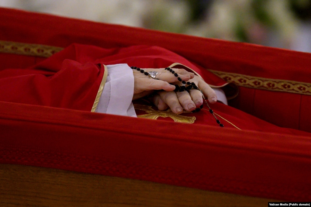 Një rruzare mbi trupin e Papa Françeskut në një arkivol të hapur gjatë ritit të shpalljes së vdekjes në rezidencën Santa Marta në Vatikan.