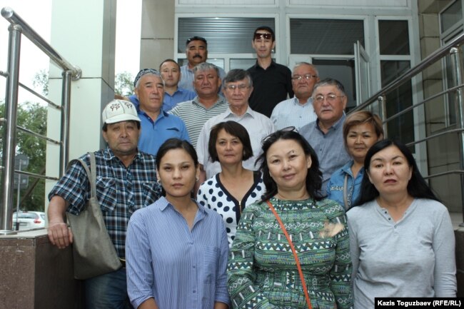 Группа поддержки подсудимых по делу «джихадистов» Алмата Жумагулова и Кенжебека Абишева у здания Жетысуского районного суда. Алматы, 28 августа 2018 года.