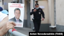 Supporters of Nikolai Platoshkin outside the court in Moscow. 