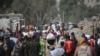  عکس خبرگزاری فرانسه از آوارگان فلسطینی در اردوگاه نصیرات که روز شنبه موفق به دریافت بسته‌های غذایی از یک مرکز توزیع شدند