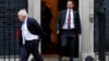 Этот снимок сделан в январе 2018: Борис Джонсон и, вслед за ним, Джереми Хант выходят из резиденции премьера на Даунинг-стрит, 10