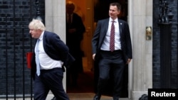 Джереми Хант (справа) в бытность министром здравоохранения Британии и Борис Джонсон, на тот момент министр иностранных дел, покидают офис на Даунинг-стрит, 10. Лондон, 9 января 2018 года.
