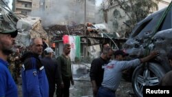 Njerëzit mblidhen në vendin e ngjarjes, pas një sulmi të dyshuar izraelit në Damask, Siri, 1 prill 2024.