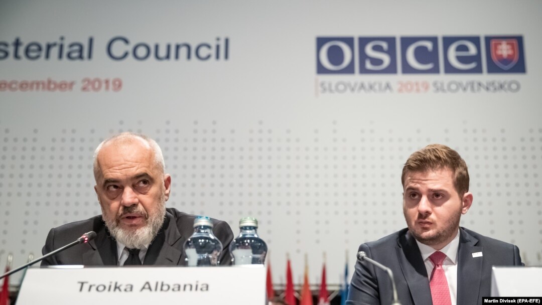Premijer Albanije Edi Rama (L) i ministar inostranih poslova Gent Cakaj (D)