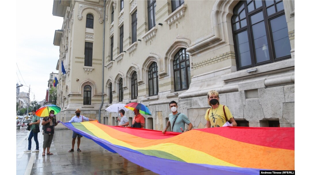 Marșul Bucharest Pride: 15.000 De Oameni Au Defilat Cu Bannere Prin Care Au  Cerut Egalitate în Drepturi Pentru Persoanele LGBT