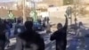 Цей кадр із відео, зроблений з UGC-зображень, показує протестувальників у районі Малекшахі на заході іранської провінції Ілам