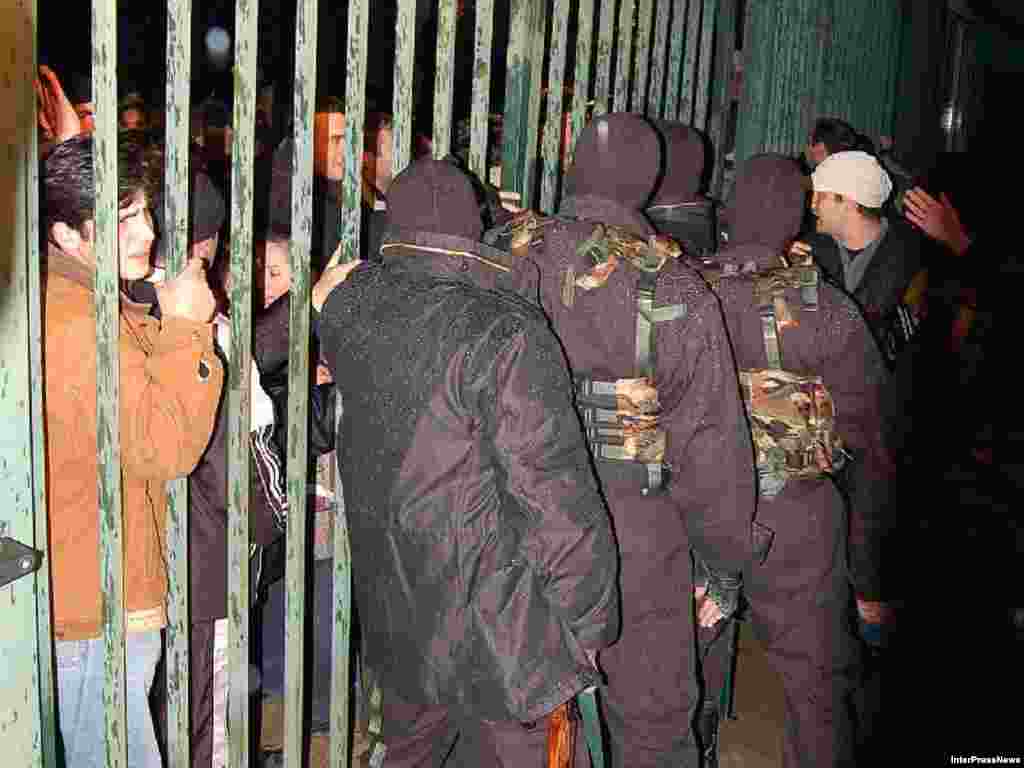 Georgia -- Police stand guard by the TV station Imedi in Tbilisi, 07Nov2007 - პოლიცია ტელეკომპანია ”იმედის” ტერიტორიასთან პატრულირებს. თბილისი. 7 ნოემბერი, 2007 წ.. ეს ტელეკომპანია აშუქებდა ანტი-სამთავრობო აქციებს. ”იმედის” მაუწყებლობა მის შენობაში სპეც-დანიშნულების რაზმის შესვლის შემდეგ შეწყდა. ”იმედი” ”თავისუფლების” პარტნიორია როგორც რადიო, ისე ტელეეთერში. სპეცრაზმელთა მიერ ”იმედის” შენობის დაკავების შემდეგ შეწყდა ”თავისუფლების” მაუწყებლობაც, რომელიც ადგილობრივ სიხშირეებზე ჯერაც არ განახლებულა. საგანგებო მდგომარეობის გამოცხადების შემდეგ აიკრძალა საინფორმაციო გადაცემების გაშვება ყველა ტელე-რადიო მაუწყებლისთვის ”საზოგადოებრივი მაუწყებლის” გარდა. (InterPressNews)