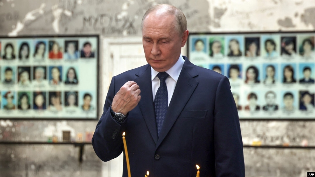 Путин пали свещ в памет на убитите през 2004 г деца в училище е Беслан, 20 август 2024 г.