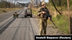 Ukrayna hərbçisi Donetsk vilayətinin Kramatorsk şəhəri yaxınlığındakı yolda patrul xidməti aparır.