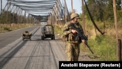 Військовослужбовець батальйону «Алькатрас» 93-ї окремої механізованої бригади ЗСУ «Холодний Яр» патрулює дорогу поблизу Краматорська на Донеччині, 11 вересня 2026 року