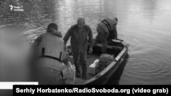 Бійці завантажують до човна зброю та припаси, «Міша» на фото посередині