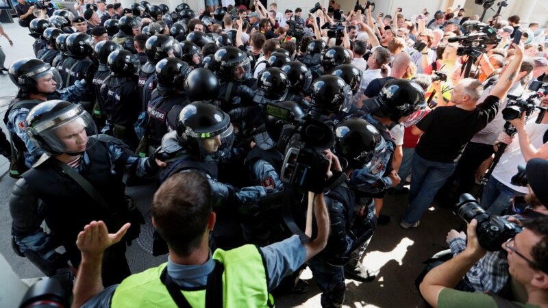 Москвада полиция акцияга чыккандарды кармай баштады