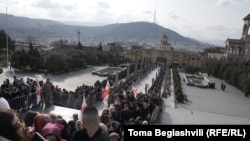 Поток людей на гражданскую панихиду по Илие II в тбилисском кафедральном соборе Святой Троицы, 19 марта 2026 года.