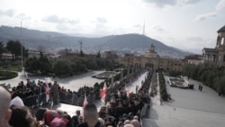 поток людей на гражданскую панихиду Илии II в тбилисском кафедральном соборе Святой Троицы, 19 марта, 2026 г.