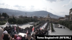 поток людей на гражданскую панихиду Илии II в тбилисском кафедральном соборе Святой Троицы, 19 марта, 2026 г.