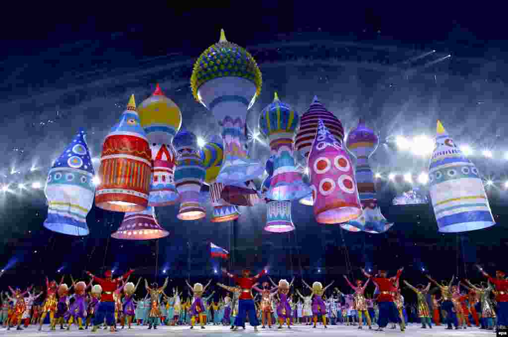 Dancers perform amid a spectacular balloon display representing Moscow&#39;s St. Basil&#39;s cathedral.