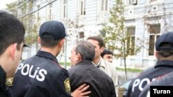 Polis 10-dan çox aksiyaçını saxlasa da, sonradan xəbərdarlıq edərək buraxıb