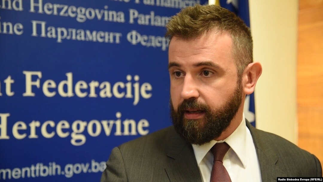 Dennis Gratz predlagač zakona o zabrani "dvije škole pod jednim krovom"