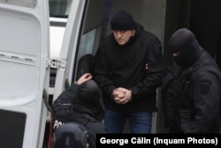 Horațiu Potra este escortat de polițiști în sediul Curții de Apel București, 21 noiembrie 2025.