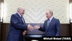 Rusiya prezidenti Vladimir Putin (sağda) belaruslu həmkarı Alyaksandr Lukashenka ilə görüşdə, 22 avqust, 2018-ci il