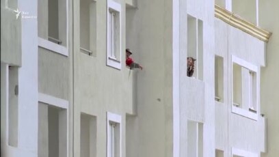 Беженцы из Абхазии пошли на захват