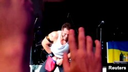 31 июля на концерте в Одессе бас-гитарист Bloodhound Gang Джаред Хасселхофф засунул российский флаг в брюки и, протащив между ног, бросил в зал