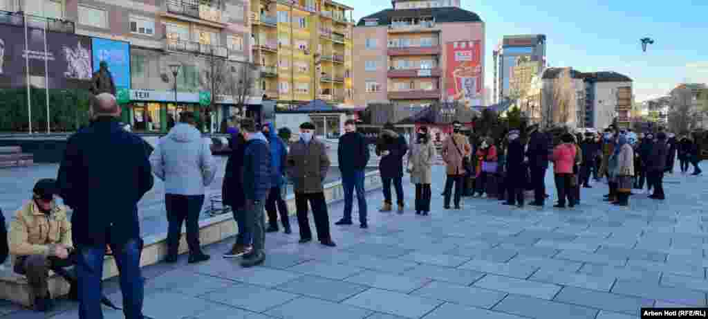 Deri më tani, në IKSHPK, qytetarët kanë mundur të testohen, vetëm nëse kanë pasur udhëzim të mjekut për një gjë të tillë dhe është kërkuar që të kenë simptoma të sëmundjes.&nbsp;