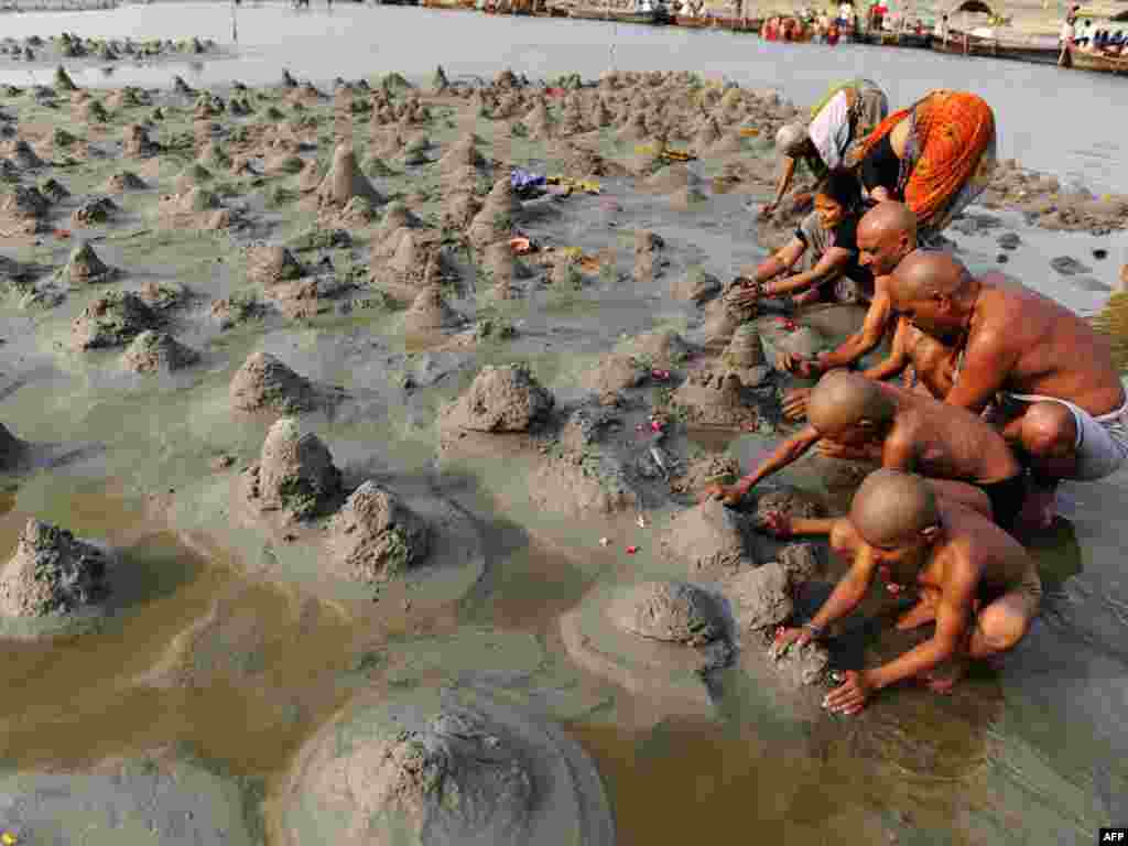 Індыя. Індуісты выконваюць рытуалы ў сьвятыні Сангам у сутоку Гангу, Ямуны і Сарасваці.