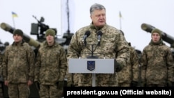 Президент Украины Петр Порошенко во время передачи военным частям ВСУ вооружения и военной техники. Житомирская область, 21 декабря 2018 года