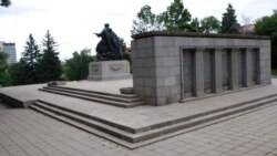 Парк "Черни връх" в София с част от мраморния релеф и бронзовата скулптурна група в гръб
